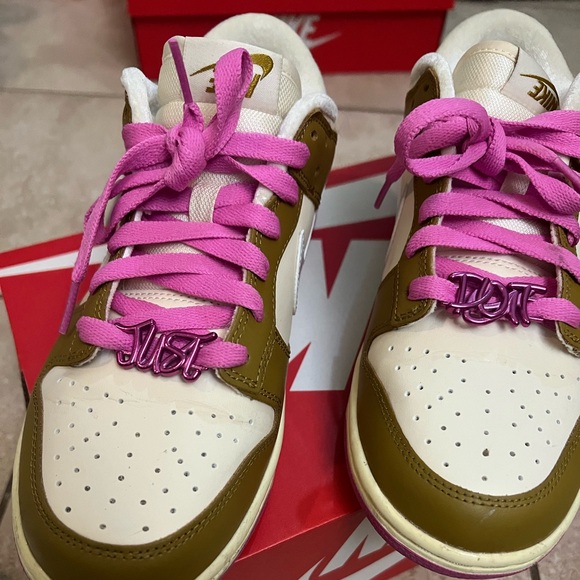 2024
Wmns Dunk Low SE 'Dance Pack - Bronzine Pink' - Picture 4 of 4